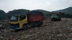 Buntut Kerusakan Alat Berat, Antrean Truk Sampah Terjadi Lagi di TPA Sarimukti