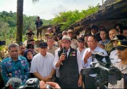 Ridwan Kamil Kunjungi Korban Banjir Lebak Serahkan Bantuan dan Panjatkan Doa