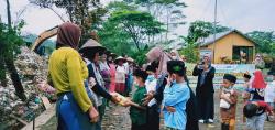 Santri Cilik Pawai Bertabuh Loosepart dan Berbagi dengan Pemilah Sampah