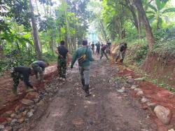 Satgas TMMD Subang dan Masyarakat Gotong Royong Bangun Saluran Air