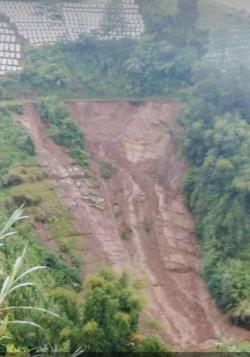 Tanah Longsor di Campurejo Tretep Sore ini, Jalan Terputus tak Bisa Dilalui