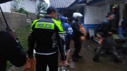 Kapolres Tasikmalaya AKBP Suhardi Hery Bagikan Sembako dengan Door to Door ke Rumah Warga
