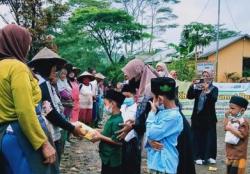 Hari Santri Nasional, Santri Cilik Pawai Bertabuh Loosepart dan Berbagi dengan Pemilah Sampah