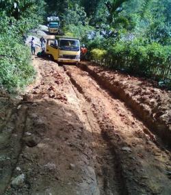 Menabur Sekam Padi Cara Warga Melewati Jalan yang Rusak