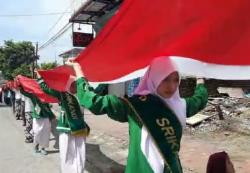 Santri di Boyolali Kirab Bendera Merah Putih Sepanjang 1000 M