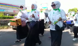 Kocak..! Drumband Emak-emak di Pemalang Pakai Perabot Dapur