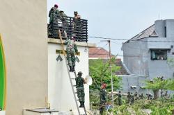 Angin Puting Beliung Terjang Sidoarjo, Marinir Gerak Cepat Bantu Warga