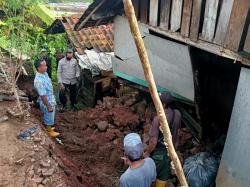 Hujan Deras, Rumah Warga Tertimbun Longsoran Benteng