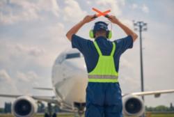 Intip Gaji Tukang Parkir Pesawat atau Marshaller Ternyata Bisa Capai Ratusan Juta, Ini Syaratnya