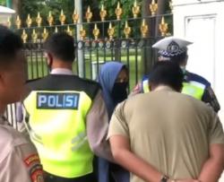 Nekat! Perempuan Ini Todongkan Senpi ke Paspampres di Depan Istana Negara