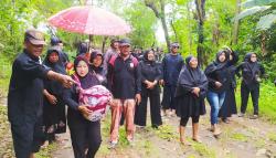 Siraman di Bulan Mulud,  Perangkat Desa Rambatan Wetan Indramayu Bersih-Bersih di Sungai Cimanuk