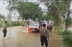 Jalur Utama Sampang-Bangkalan Terendam Banjir, Macet Dua Arah