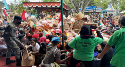 Meriah, Warga Berebut Gunungan Kirab Budaya Grebeg Penjalin di Desa Trangsan Sukoharjo