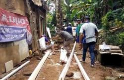 Hebat! Meski Kalah dalam Pemilihan Calon Kepala Desa, Pria Ini Tetap Bedah Rumah Warga di Kendal