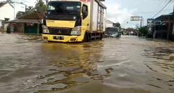 Luapan Sungai Citanduy Rendam Jalan Nasional Di Pangandaran Arus Lalulintas Tersendat