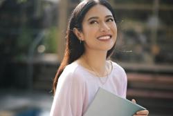 Cara Dian Sastro Menjaga Kesehatan Mental di Tengah Padatnya Aktivitas, Salah Satunya Meditasi