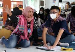 Hari Sumpah Pemuda, Dua Jurnalis Berbagi Pengalaman di Sekolah Cikal Surabaya