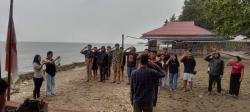 Keren! Puluhan Pemuda Pokkang Gelar Upacara Sumpah Pemuda di Pinggir Pantai