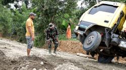 Terperosok ke dalam Siring, Mobil Truk Pengangkut Sirtu Dievakuasi Oleh Satgas TMMD