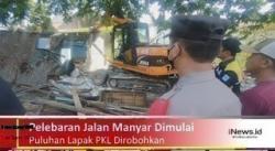 Pelebaran Jalan Manyar Gresik Dimulai, Puluhan Lapak PKL Dirobohkan