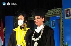 Momen Unik, Rektor UGM Prof Ova Emilia Wisuda Putrinya dengan IPK 4.00