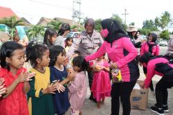 Peduli Korban Banjir Lamsel, Bhayangkari Cabang Lampung Selatan Terjun ke Lokasi Berikan Bantuan