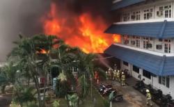 Damkar Kerahkan 100 Personel pada Kebakaran di Jalan Kebayoran Lama Jakbar