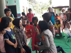 Usir Kejenuhan di Pengungsian, Polwan Polres Lamsel Trauma Healing Korban Banjir di Candipuro