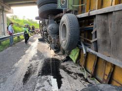 Ban Pecah, Toyota Fortuner Ringsek Akibat Tabrakan dengan Truk di JTTS KM 56 B Lampung Selatan