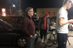 Foto Bill Gates Orang Terkaya di Dunia Ikut Mengantri Burger di Kedai Tuai Pujian