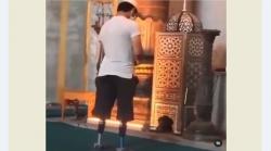 Sholat Berdiri Tegak dengan Kaki Buatan,  Netizen: Semangatnya Luar Biasa