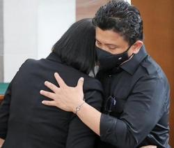 Woow, Kompak Pakai Kemeja Hitam Momen Ferdy Sambo Peluk Putri Candrawathi di Sidang Hari Ini