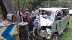 Kronologi Minibus Rombongan Kader Kesehatan Desa Tabrak Minibus Anggota Brimob di Subang