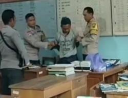 Polisi Ciduk Pencuri Konyol yang Tertidur di Ruang Guru SD di Blora, Netizen : Bodohnya Kebangetan