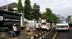 Truk Bermuatan Besi Seruduk Minibus hingga Ringsek di Depan SMPN 2 Kendal, 2 Penumpang Luka