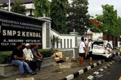 Minibus Diseruduk Truk Bermuatan Besi Hingga Ringsek di Depan SMPN 2 Kendal, 2 Penumpang Luka