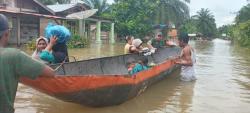 Kodim 0107 Aceh Selatan Bantu Evakuasi Warga Terdampak Banjir