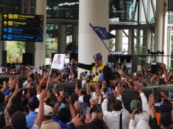 Tiba di Bandara Kualanamu, Anies Baswedan Langsung Diarak Relawan