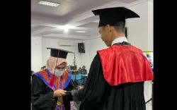 Viral ! Ada Dosen Wisuda Istri Sendiri: Kulamar dengan Bismillah, Kuwisuda dengan Alhamdulillah