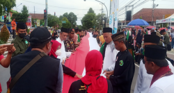 Peringati Hari Santri Nasional, PCNU Sragen Kirab Bendera Merah Putih Sepanjang 1 Kilometer