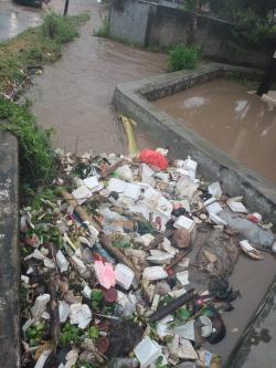 Hujan Beberapa Saat, Jalanan di Pandeglang Tergenang Air Diduga Drainase Tersumbat Sampah