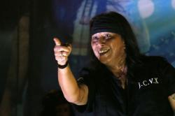 Potret Roy Jeconiah, Legenda Rocker Kota Pahlawan