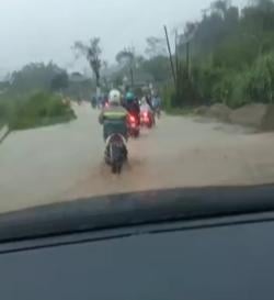 Terjebak Banjir Saat Melintas Jalan Leuwidamar Anggota DPRD Lebak Salahkan Pemilik Galian Pasir