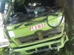 Truk Tabrak Pohon Usai Dihadang Sekelompok Remaja, Sopir dan Keluarganya Terjepit