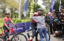 Usai Gowes Sejauh 104 KM, Ganjar Langsung Dipeluk dan Dikalungi Medali Oleh Sang Istri