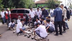 Polisi Amankan Puluhan Knalpot Bising di SMKN 4 Garut