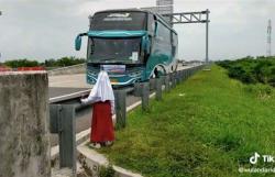 Beredar Video Viral! Seorang Anak Menunggu Sang Ayah yang Bekerja Sebagai Supir Bus di Pinggir Tol