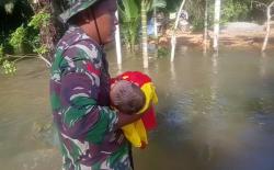 Reaksi Cepat, Babinsa Koramil 09 Trumon Tengah Ikut Membantu Mengavakuasi Warga Terdampak Banjir