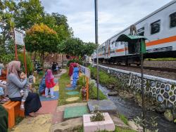 Santai Bersama Keluarga di Taman Rasam, Menikmati Senja Hingga Kereta Api