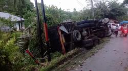 Rem Tak Berfungsi karena Kebanjiran, Truk Pengangkut Pupuk di Aceh Tamiang Terguling